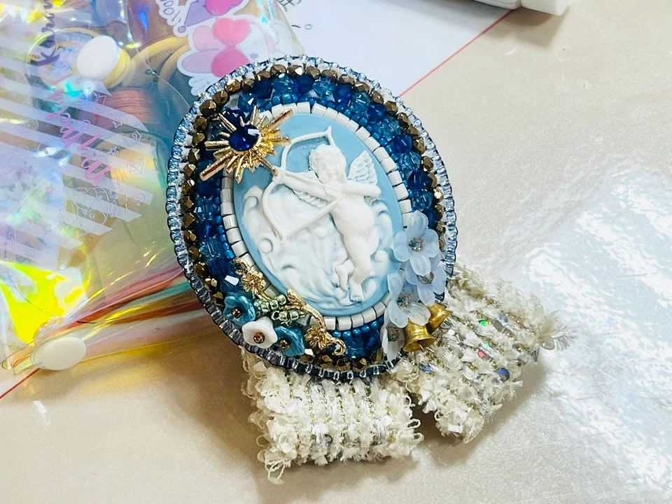 Broche de perles sur fond de banane nanométrique