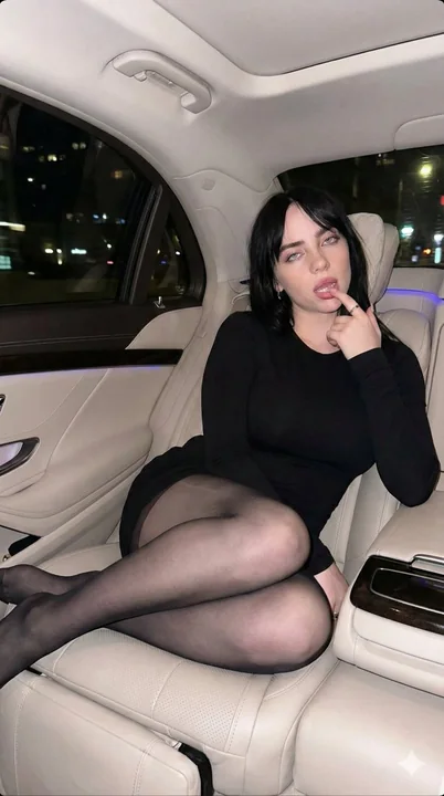 Femme rousse séduisante dans la voiture de luxe