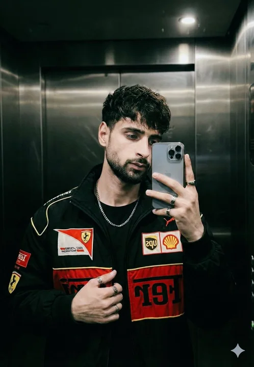 فتى فيراري يلتقط صورة ذاتية في مرايا المصعد