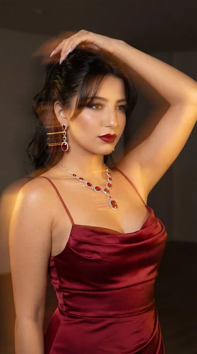 Reine de robe rouge profonde, luxe extrême