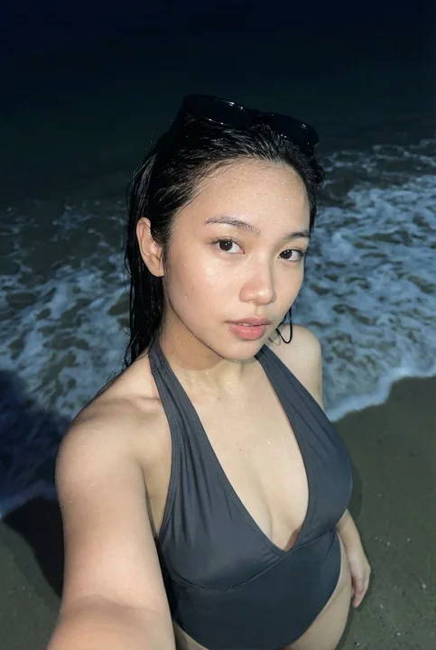 午夜海滩闪光灯下的湿润凝视