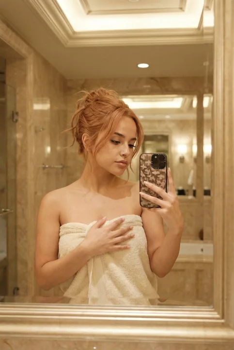 Autoportrait détendu dans une salle de bain de luxe en marbre
