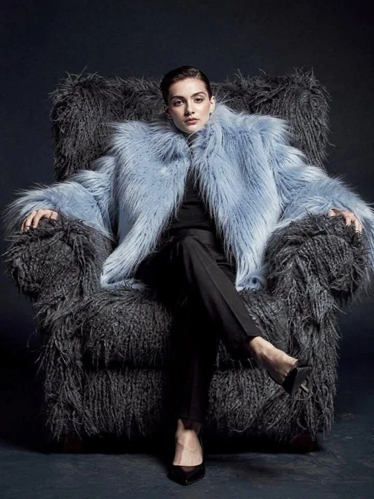 Haute couture en vêtements de fourrure bleu glacial