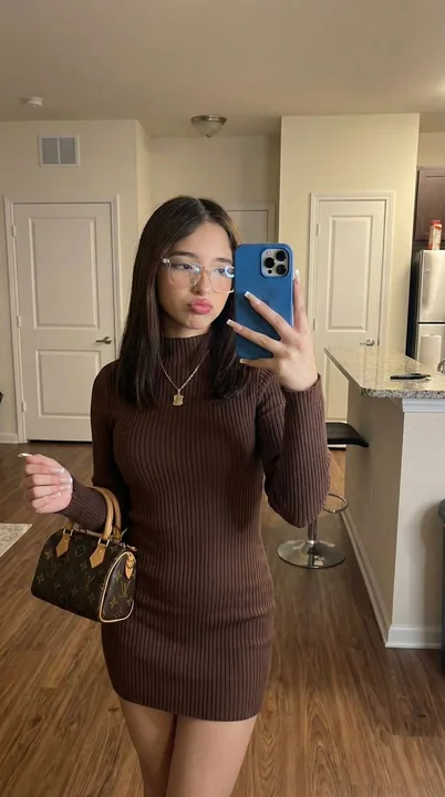 La jeune femme au chocolat dans le miroir de la salle de bains