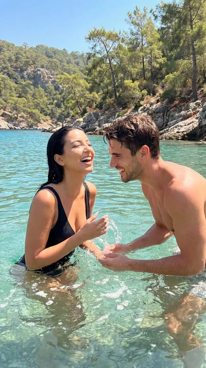 Jeux romantiques dans les eaux peu profondes de la côte de Murat