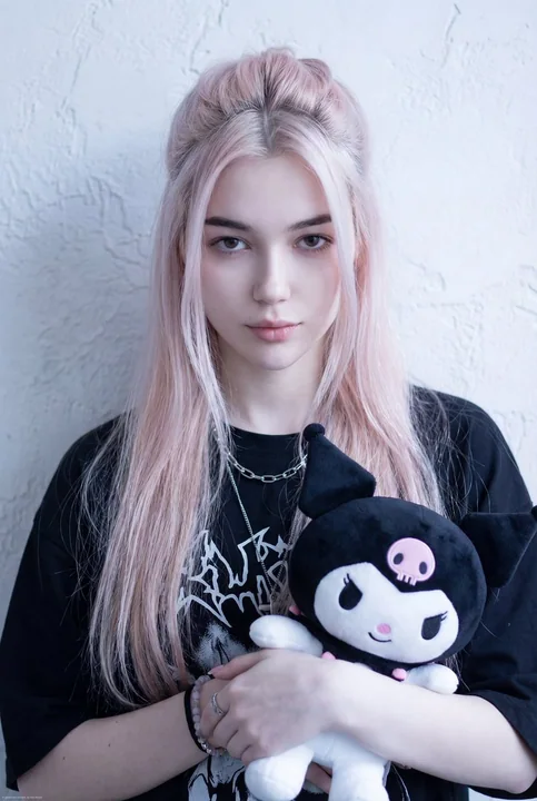 冷白皮辣妹がクロミを抱きしめる絶美な写真