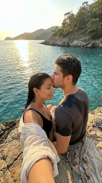 Le doux baiser sur les rochers de la mer au crépuscule