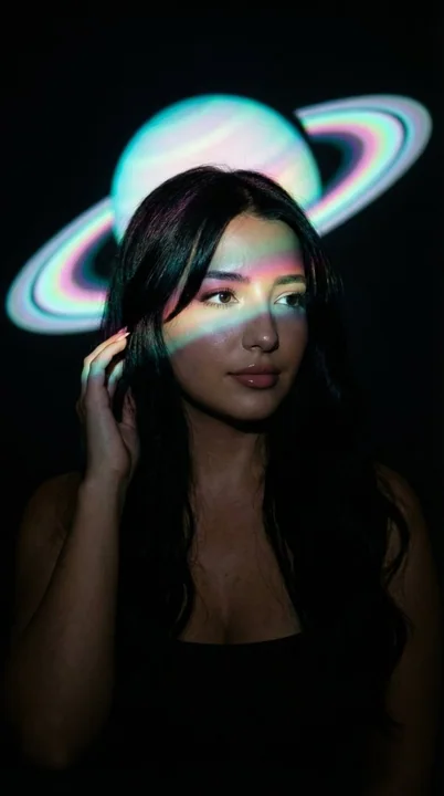 Saturn en ombre projetant un visage onirique