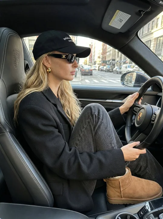 金髪のスーパーモデルがポルシェの車に乗り、サイドビュー