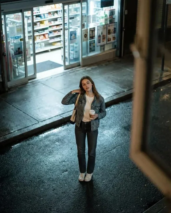 便利店少女的俯拍夜景
