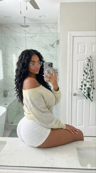 فتاة أنثى تلتقط صورة ذاتية مترفة أمام مرآة الحمام