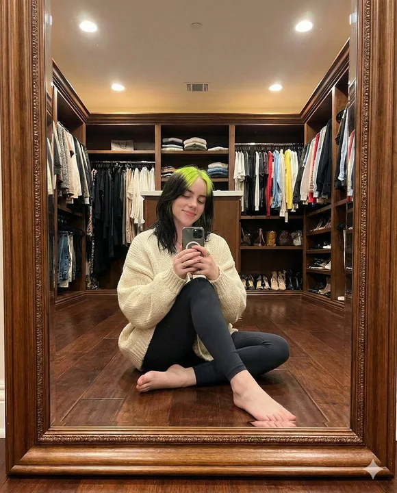 慵懒自拍的女孩在奢华的衣帽间里