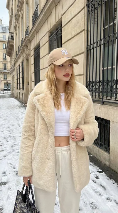 Женщина в шубе на улице в снегу