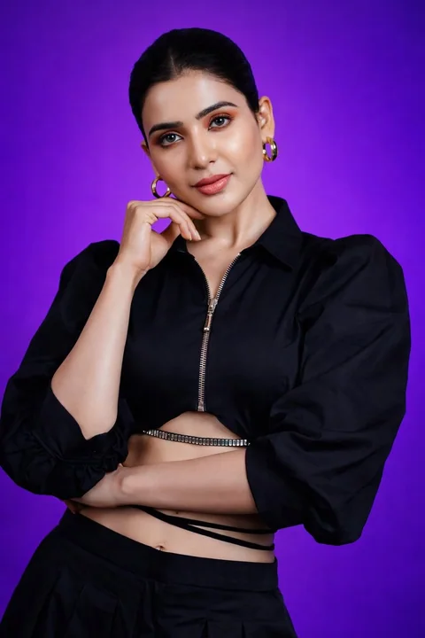 Portrait de mode haut de gamme sous un studio violet