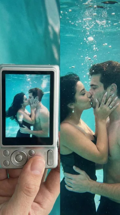 Romantique baiser sous l'eau à travers le lentille numérique