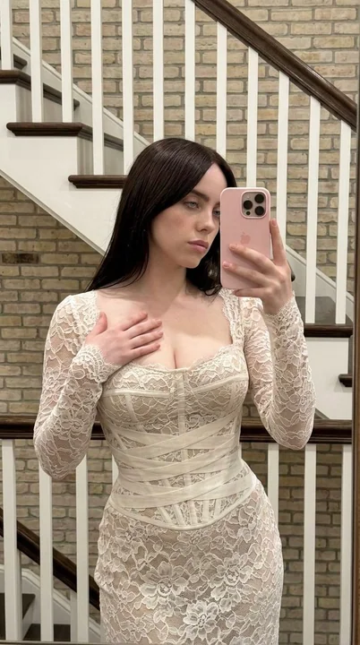 ビリーのレースのロングドレスの前で鏡に映った美しいセルフィー