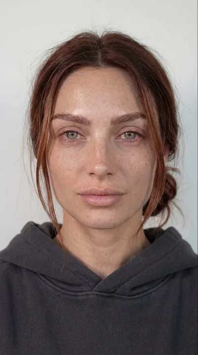 Un gros plan hyper réaliste d'une jeune fille rousse aux yeux verts pâles.