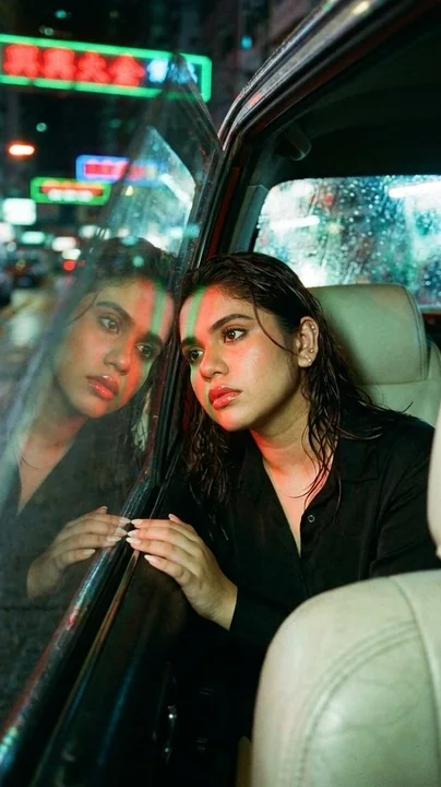 Solitaire dans une taxi sous la pluie, style Wong Kar-wai