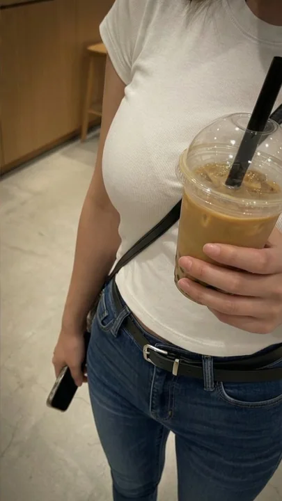 禁じられた姿勢の隠された顔のマルチピースパズル