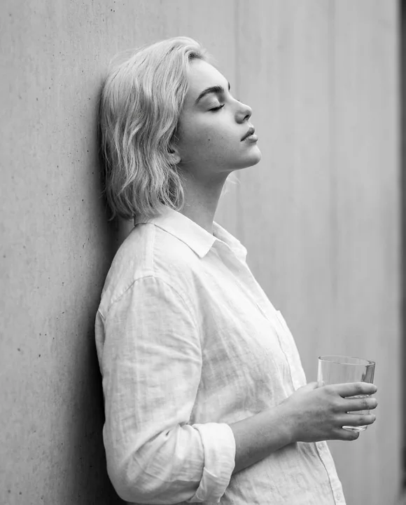 Portrait en noir et blanc de profil, réfléchissant, de qualité cinématographique