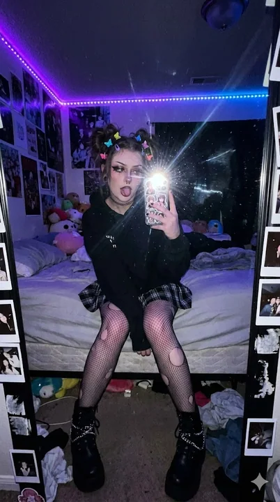 Autoportrait révolté dans une chambre noire