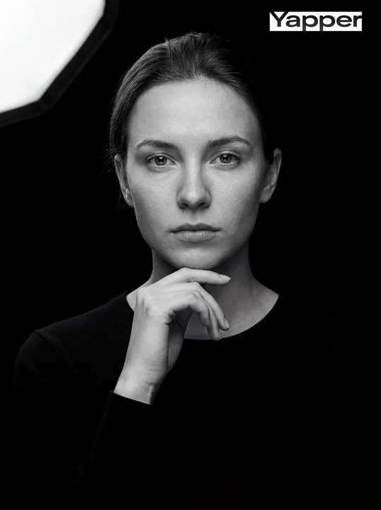 Jeune femme méditant dans un studio photo noir et blanc