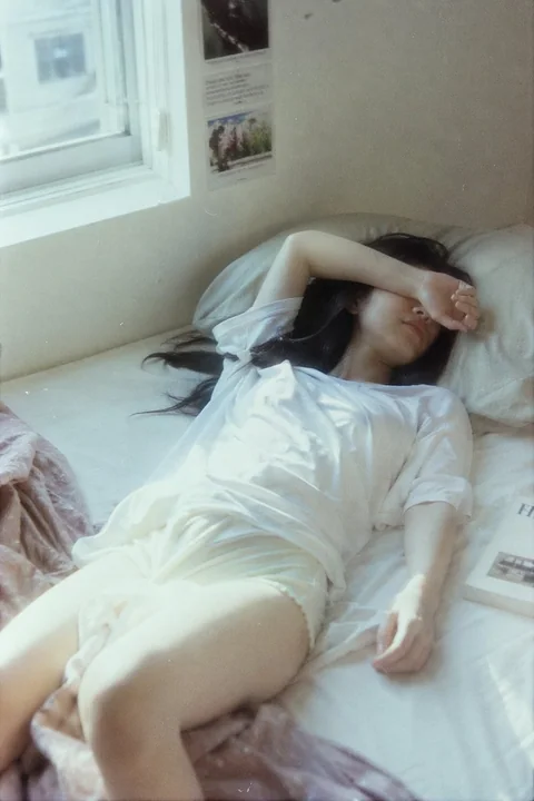 Jeune fille japonaise en film super 8 sous un été paresseux