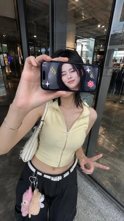 Vitrine réfléchissante de téléphone mobile avec une image humaine hyper réaliste masquée