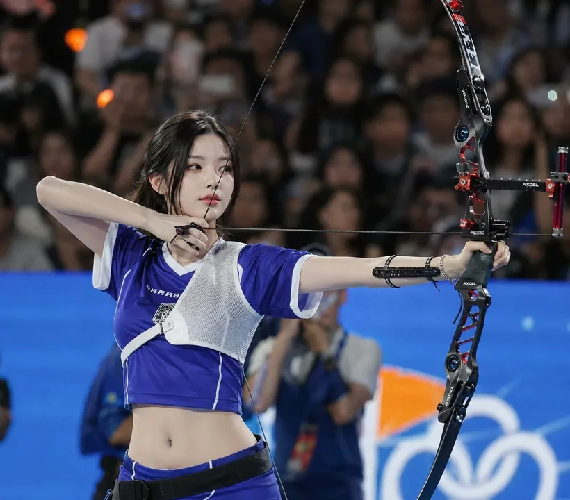 屋内競技場の東アジア系美女アーチャーの写実的なスポーツ写真