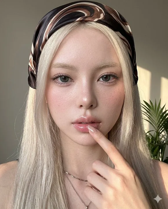 瓷肌感金发丝巾女孩超写实写真