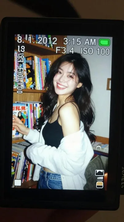 レトロなCCDデジタルカメラの画面に映る人物のクローズアップ