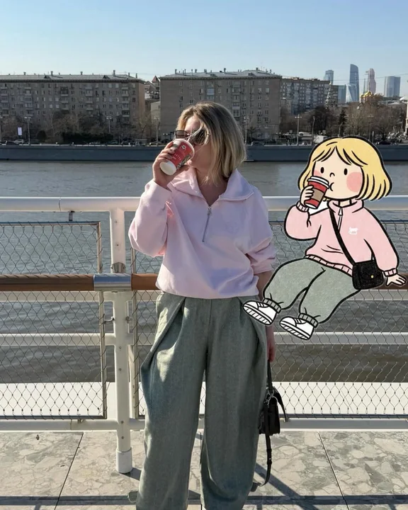 Fusion d’une femme en sweat rose au bord de la rivière avec une illustration de jeune fille de style cartoon