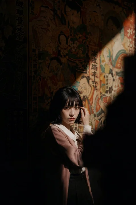 Portrait de personnage dans une salle d’exposition sombre, avec une esthétique cinématographique rétro