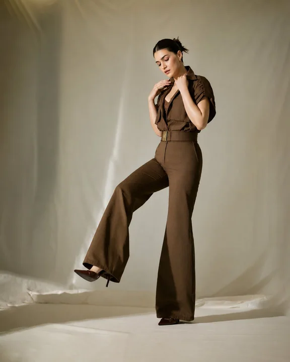 Portrait de mode minimaliste luxueux en combinaison marron chocolat