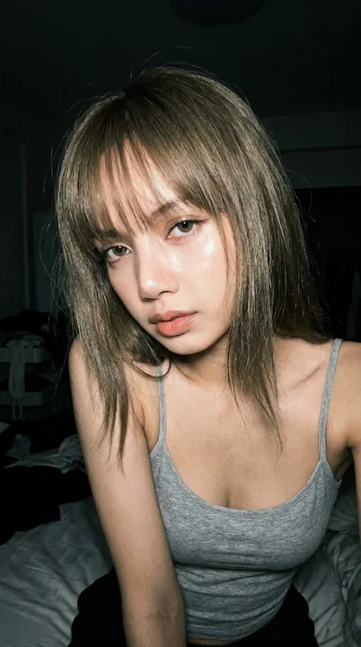 Portrait au flash direct dans une chambre tard dans la nuit, style iPhone 17 Pro