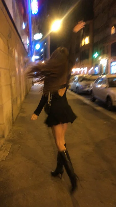 Photographie floue de belles femmes en mouvement sur la vie de rue nocturne