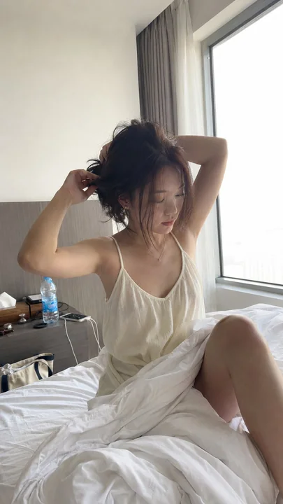 清晨酒店房间内整理头发的生活感随拍