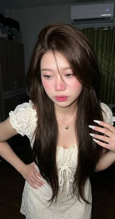 清透妆容长发写实美女图像提示词