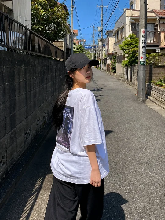 日本街头少女红色夹克写真