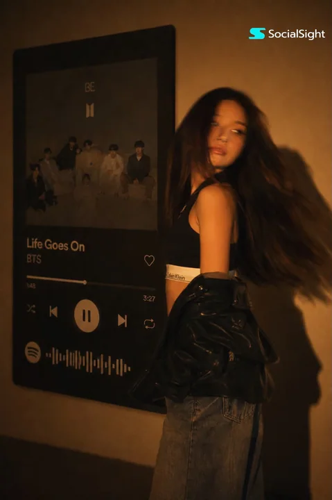 时尚女性室内Spotify音乐播放器人像摄影