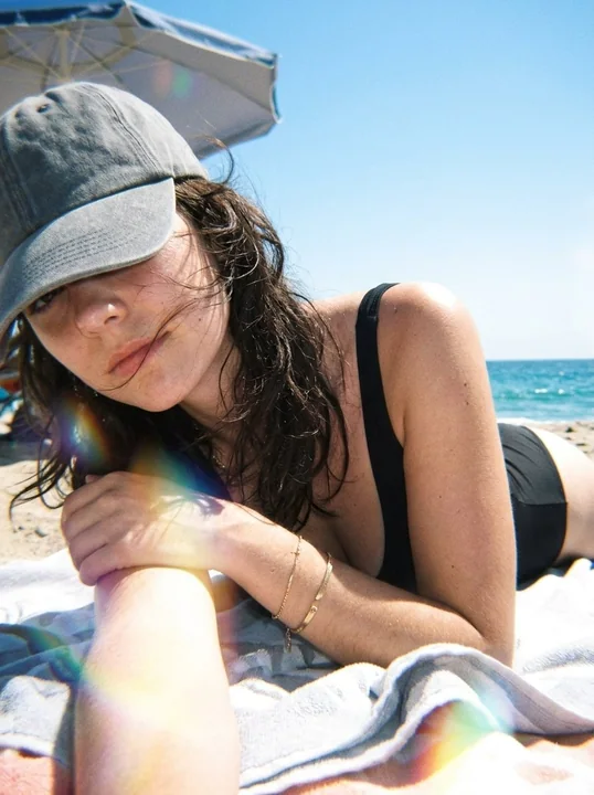 极度写实的海滩自拍女性肖像