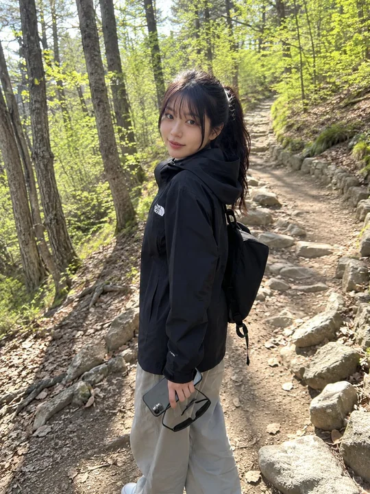 户外徒步日本年轻女性手机真实抓拍