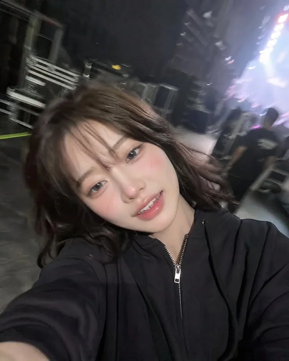 演唱会后台超写实iPhone前置自拍