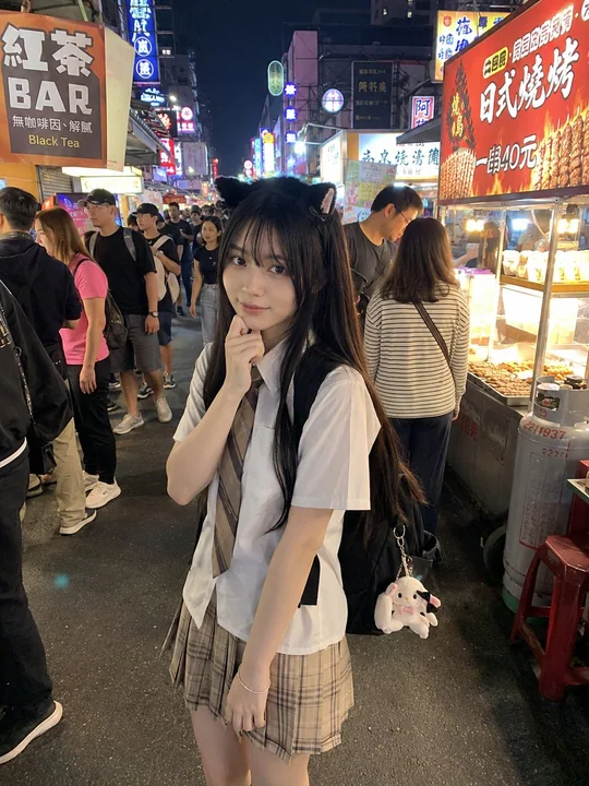 闹市霓虹下的猫耳发箍少女街拍