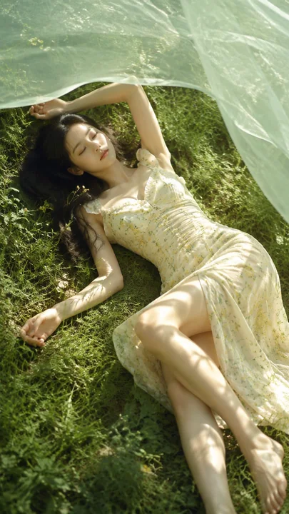 夏日草地闭目憩息的年轻女子户外肖像
