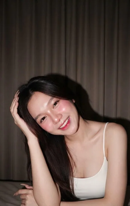 室内柔和光影与自然姿态女性写真
