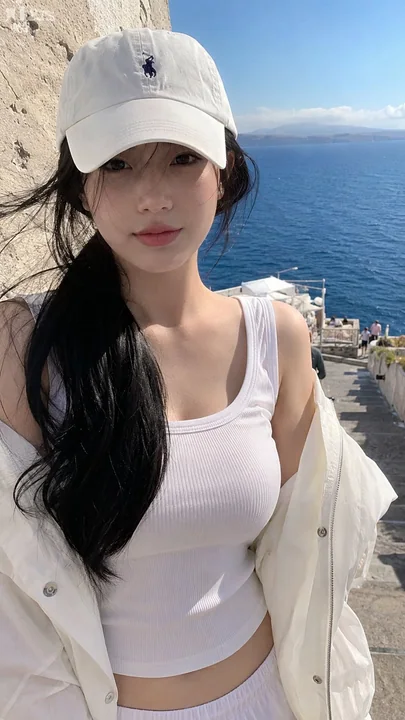 海边观景台年轻女性手机街拍人像