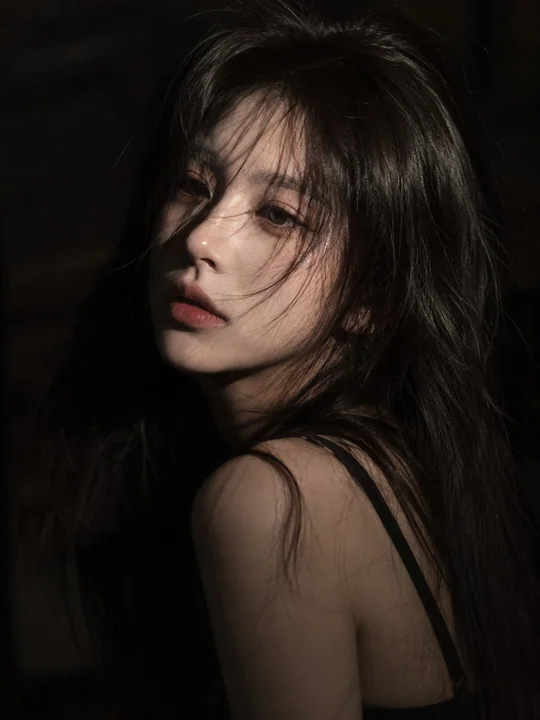 忧郁氛围东亚少女特写电影剧照