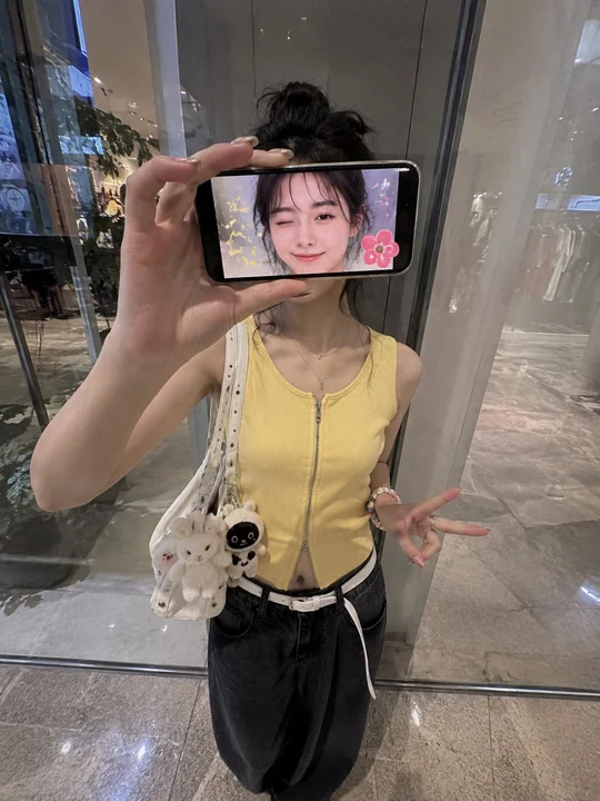日本时尚女性商场创意手机遮脸人像