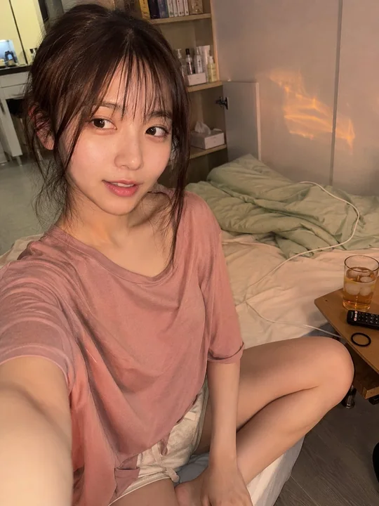 日本女性夏日傍晚居家手机自拍写实人像
